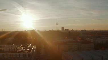 Berlin, Almanya 'da Residential Caddesi' nin yukarısında yavaş yavaş inen vinç Golden Hour Sunset ve City Skyline View, Hava Aracı