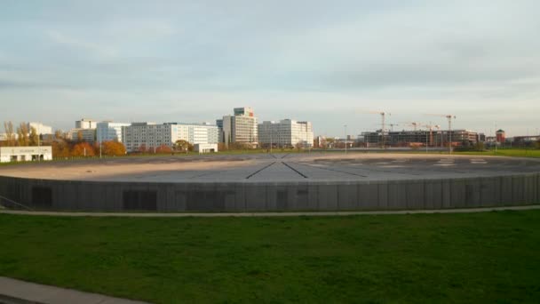 德国柏林的Velodrome室内自行车道竞技场，在未来建筑之上的空中全景 — 图库视频影像