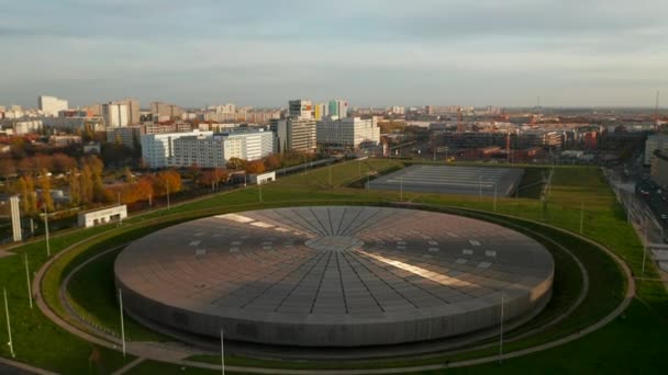ベルリン、ドイツ、サンセットでの空中ビューでの未来的なベロドロームビルサイクリングアリーナの上にショットを確立 — ストック動画