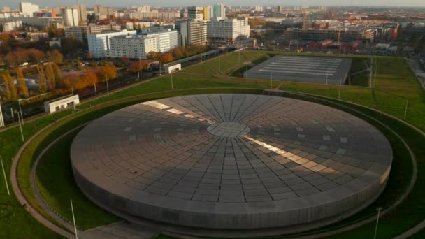 Moderna arquitectura futurista de edificios planos, Velódromo Arena en Berlín, Alemania con reflexión solar en la azotea de metal, Vista aérea inclinada hacia abajo de las aves — Vídeo de stock