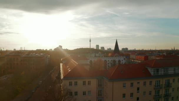 Berlin üzerinde alçak uçuş, Almanya 'nın yerleşim mahalli caddesi ve çatıları şehir merkezine doğru TV Kulesi Skyline, Manzaralı Sonbahar havası — Stok video