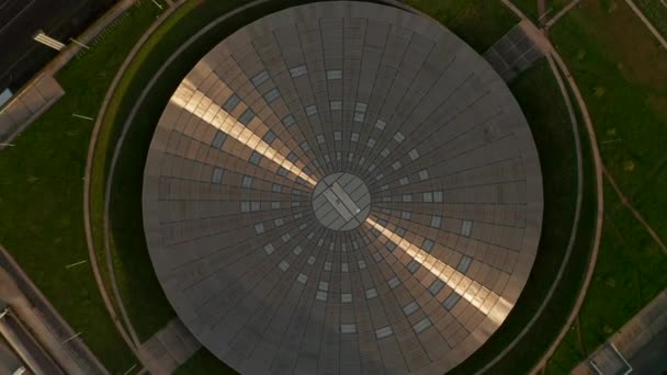 Aerial Birds Eye Overhead Vista superior hacia abajo del Velódromo Arena en Berlín, Alemania. Arquitectura Futurista de Edificios con Reflexión Sunset — Vídeos de Stock