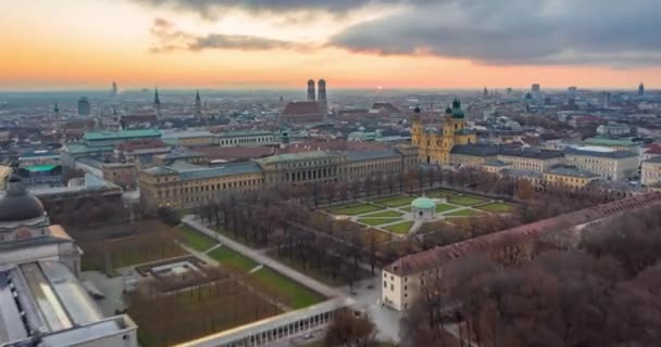 Múnich, Alemania Paisaje urbano con vista a la catedral de Frauenkirche y hermosa arquitectura de la ciudad vieja con puesta de sol, hiperlapso aéreo, lapso de tiempo móvil por encima de la gran ciudad alemana — Vídeo de stock