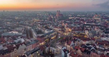 Güzel Münih, Almanya Frauenkirche Katedrali ve Marienplatz ile Şehir Merkezi 'nin yukarısında, Günbatımı ve Büyük Şehir trafiğiyle Gündüzden Geceye Geçiş