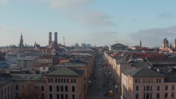 Acima dos telhados de Munique, Alemanha com vista sobre City Skyline em bela luz da tarde, Drone aéreo Dolly para a frente — Vídeo de Stock