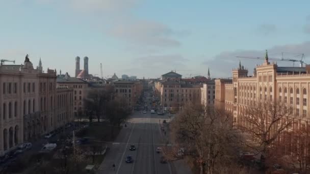 Estrada principal através do centro Cityscape da cidade alemã de Munique com edifícios clássicos e trilhos de bonde e tráfego de carro, Dolly aérea cênica em — Vídeo de Stock