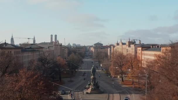 Повільний повітряний простір над Мюнхеном, Німеччина Головна вулиця Максиміліанштрассе з пам'яткою статуї Коніга Максиміліана в прекрасному післяобідньому сонячному світлі, сценічний повітряний Доллі в — стокове відео