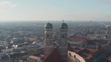Ünlü Frauenkirche Katedrali 'nin Manzaralı Hava Görüntüsü, Meryem Ana Kilisesi, İnsansız Hava Aracı İki Kule' ye eğiliyor.