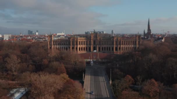 Пустой мост в сторону здания Maximilianeum Landtag в Мюнхене, Германия без людей и без движения из-за ограничений на блокировку Coronavirus Covid 19, Scenic Aerial Dolly forward — стоковое видео