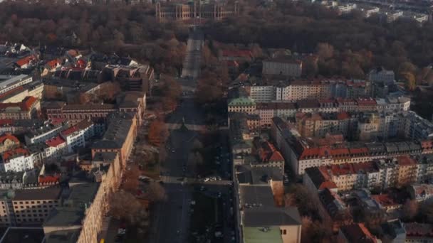 Lege straten van München, Duitsland zonder verkeer, geen mensen en uitzicht op het Maximilianeum Parlementsgebouw, Breed zicht vanuit de lucht kantelen omhoog — Stockvideo