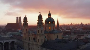 Büyüleyici Eski Katedral Kilisesi Muhteşem Sahne Altın Saati Güneş Işığı Pencerelerden süzülen Hava Dolly Slaytı Münih, Almanya 'dan ayrıldı