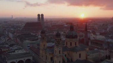 Münih Altın Saat Günbatımında Tiyatro Kilisesi ve Frauenkirche Katedrali, Şehrin üzerindeki Hava Geniş Açı Görüş