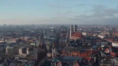 Münih şehir merkezinde bulunan ünlü Alman Katedralleri Frauenkirche, Marienkirche ve St. Peters Kilisesi Marienplatz manzaralı.