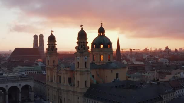 Oszałamiający budynek starego kościoła katedralnego w cudownej scenerii Złotej Godziny Światło słoneczne ze światłem zaglądającym przez okna, zjeżdżalnia Aerial Dolly w lewo w Monachium, Niemcy — Wideo stockowe