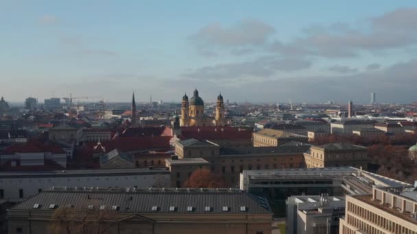 Gökyüzü açık ve bulutsuz güzel bir Kış günü, Alman şehrinde, Münih, Münih, Sarı Katedral 'e doğru insansız hava aracı uçuşu — Stok video