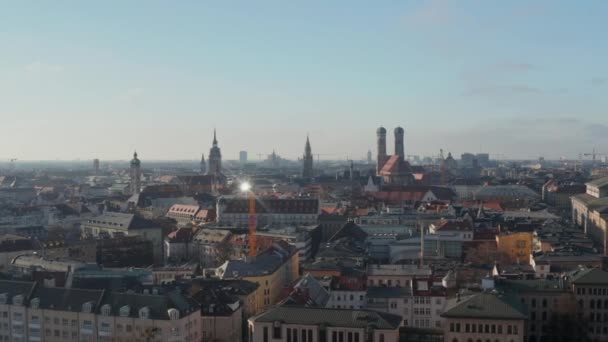 Cenic Cityscape de Munique, Alemanha Aerial Dolly direito com Sun reflexão do guindaste canteiro de obras, voo lateral drone — Vídeo de Stock