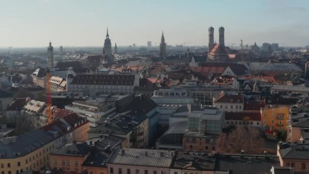 Seitwärtsflug über der deutschen Großstadt München bei schönem Tageslicht mit Dächern und Kathedralen, Aerial Dolly rechts — Stockvideo