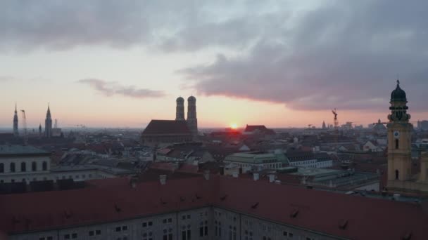 Munich al atardecer tiro aéreo con dron, Frauenkirche — Vídeo de stock