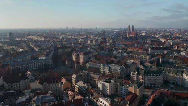 Schöner Blick über München, Deutschland, fast kein Verkehr am Isa Tor, dem alten Stadttor und der Frauenkirche in der Ferne, Luftaufnahme über München im Herbst