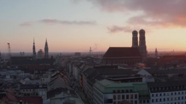 Münih Frauenkirche Katedral Binası. Kızıl Günbatımı 'nın güzel ışığı altında iki kulesi var.