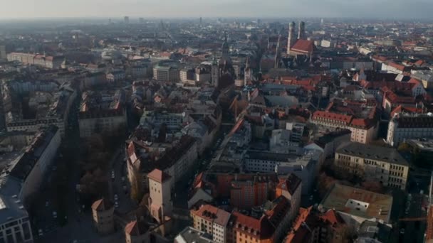 Berühmtes Isa Tor City Gate in München, Deutschland mit wenig Verkehr aufgrund der Coronavirus Covid 19 Pandemie, Luftaufnahme über dem deutschen Stadtbild mit Frauenkirche und Marienkirche