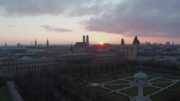 Empty Court Garden, Munich in Autumn during Coronavirus Covid 19 Pandemic Lockdown, No People in Public Park and less car traffic in big cities — Vídeo de stock