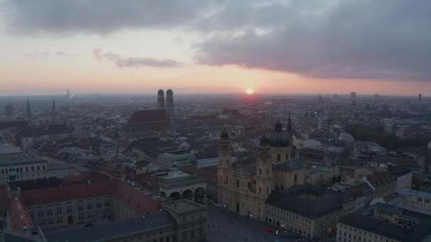 Circling Munich City Center, Perspectiva aérea de la ciudad de Baviera en tiempos de Coronavirus Covid 19 Pandemic Lockdown, No People in Public Park y menos tráfico de coches en las grandes ciudades — Vídeo de stock