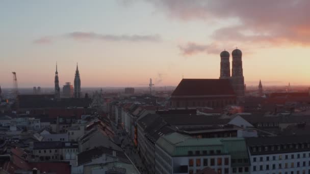 Monachium Frauenkirche Cathedral Building z dwoma wieżami w pięknym świetle czerwonego zachodu słońca, widok z lotu ptaka — Wideo stockowe