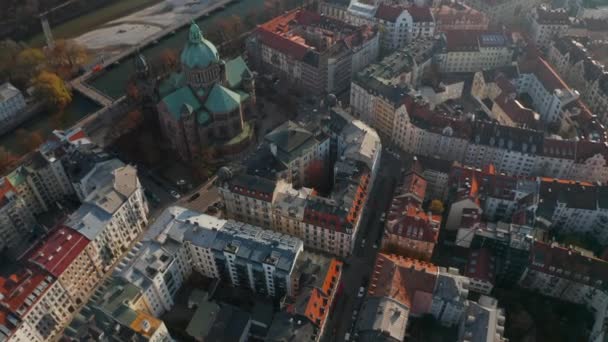 Наклон вниз воздушный снимок над типичной Германии соседство в Мюнхене рядом с красивым собором и рекой Иса, жилые улицы, воздушные птицы глаз сверху вниз Вид — стоковое видео