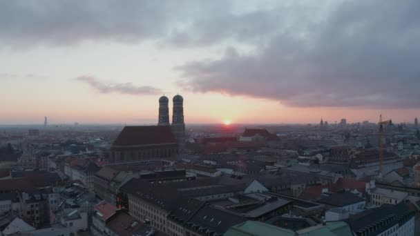 ミュンヘンの上の雲の風景,ドイツの日没でFrauenkirche大聖堂,ドイツの大都市で有名な建物,空中リフトアップ — ストック動画