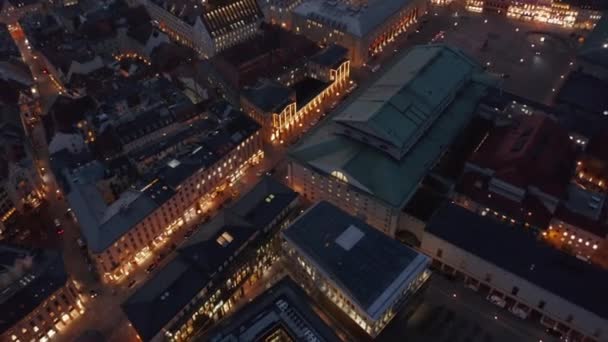 Vista aérea panorámica que pasa a través de Munich, Alemania Barrio de la calle por la noche con hermosas luces de la ciudad que brillan y los coches que pasan, inclinación aérea por el ángulo alto — Vídeo de stock