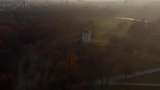 Vista aérea escénica sobre el paisaje urbano de Munich desde el parque público English Garden en la hermosa neblina de invierno, inclinación lenta aérea hasta establecer Shot — Vídeos de Stock