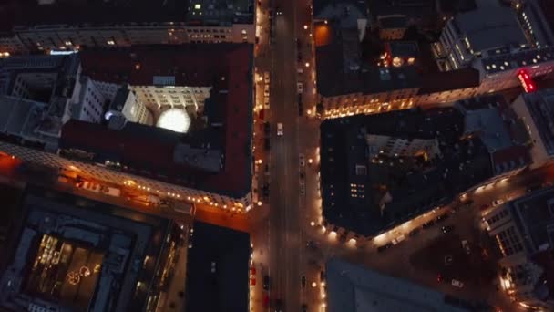 Let přes typické okolí v Mnichově, Německo krásné zimní Vibe v noci s městskými světly a dopravní záře, letecké ptáci Oko Pohled shora dolů — Stock video