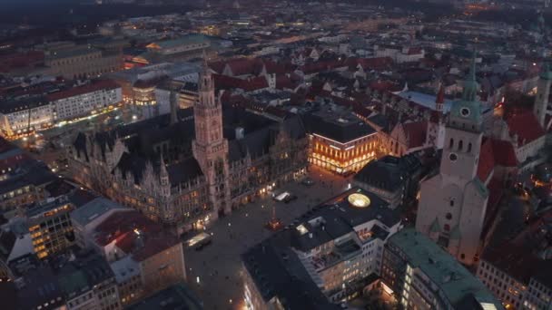 Amplio establecimiento de tiro por encima del centro vacío de Munich con poco tráfico en Alemania debido a Coronavirus Covid 19 Lockdown pandémico, Vista aérea al atardecer — Vídeo de stock