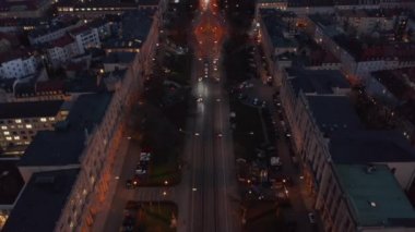Majestic Caddesi 'nin manzarası şehrin tepesindeki güzel saraya doğru gidiyor. Münih' e tepeden bakan Maximilianeum, Almanya Drone perspektifinden Dolly eğiliyor.