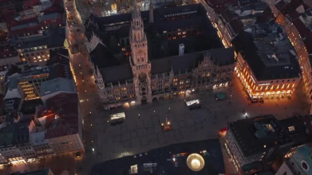 Luta ner avslöjar berömda Marienplatz i München, Tyskland på natten från antenn perspektiv — Stockvideo