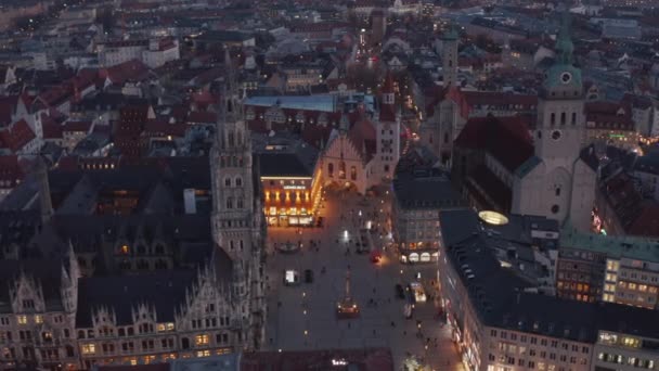 Beautiful Marienplatz Famous City Square in Center of Munich, Germany after Sunset with Scenic City Lights and New Town Hall, Aerial Wide Angle view — ストック動画