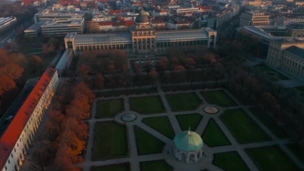 Пустой суд общественного парка в Мюнхене, Германия во время Coronavirus Covid 19 Pandemic Lockdown в Биг-Сити, воздушный полет наклон вверх — стоковое видео