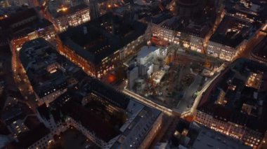 Kentsel Çevre Şehir Merkezi Münih 'teki devasa inşaat sahası, Almanya' da gece aydınlatma ekipmanları ve büyük makinelerle,