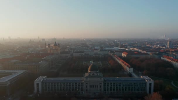 Над зданием суда в Мюнхене, Германия, видна красивая дымка над городом, вид с воздуха — стоковое видео