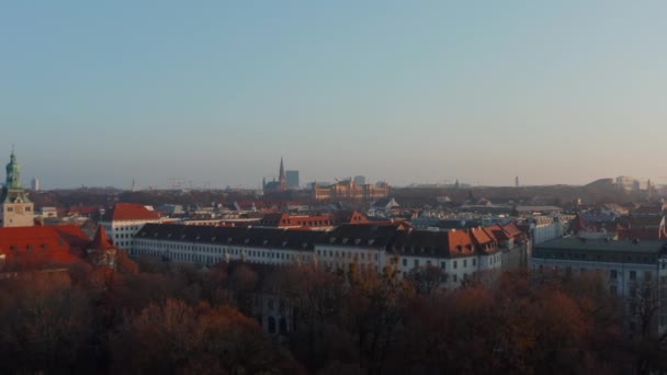 Cerrar Vuelo bajo por encima de los tejados de Munich, Alemania hacia el edificio palaciego Maximilianeum en hermoso Otoño Invierno, Aerial dolly adelante en — Vídeo de stock