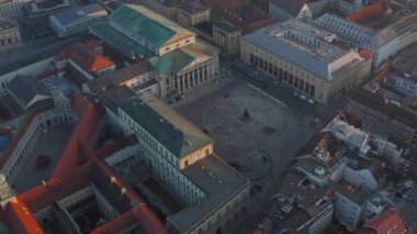 Bavyera Devlet Opera Binası. Trafik ve manzara olmayan güzel bir mimari. Coronavirus Covid 19. Sahne 'de kilitlenme var.