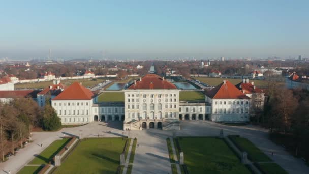 Vista aérea del hermoso Palacio de Nymphenburg Schloss Nymphenburg Una famosa y popular atracción turística y vista en Munich. Increíble mañana amanecer luz. — Vídeos de Stock