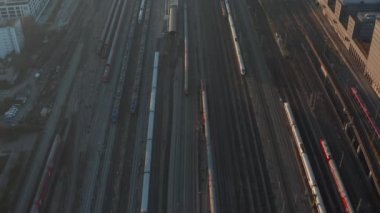 Coronavirus Covid 19 Salgını, Havadan Kuşlar Gözü Tepeden Aşağı Görünümü nedeniyle çok az trafik ve güneşli bir günde iki tren yoluna devam ediyor.