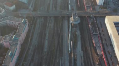 Almanya 'da Çoklu Raylı Tren Sisteminde Yürüyen Trenler, Güneşli bir kış gününde az trafik ile tepeden aşağı bakan Havadan Kuşlar