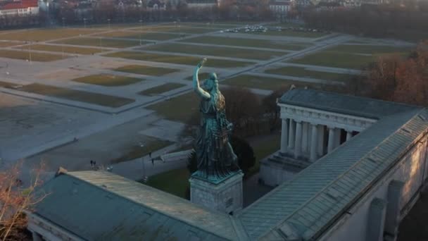 독일 뮌헨 의 옥 토버 페스트 를 굽어 보고 있는 유명 한 바바리아 여신상, 위로부터의 항공 여행 — 비디오