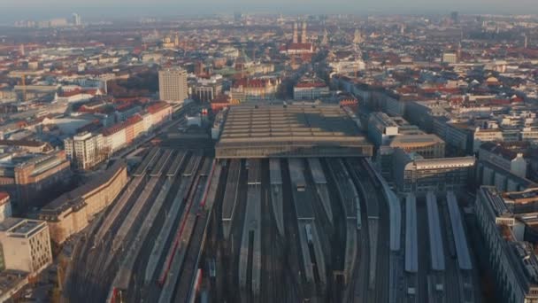 Enorma Münchens centralstation i Tyskland med lite trafik och mindre resor på grund av Coronavirus Covid 19 Pandemic, Aerial Dolly framåt — Stockvideo