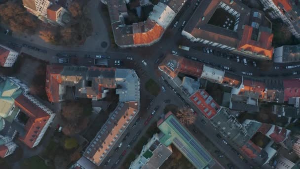 Genesis Aerial Birds Eye Вид на город Мюнхен, Германия Районная улица с красивыми красными дорожками и небольшим трафиком из-за коронавируса Covid 19 Lockdown, Top View — стоковое видео