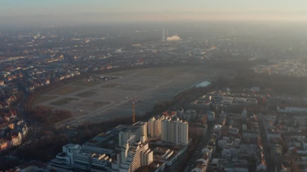 Empty Oktoberfest Theresienwiese Wie.net Enorme espacio en Munich, Alemania, Evento cancelado debido a la pandemia de Coronavirus Covid 19, Vista aérea desde arriba — Vídeo de stock