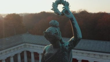 Almanya 'nın Münih kentindeki Theresienwiese Oktoberfest Uzayının yanındaki ünlü Bavyera Anıtı' nın hemen yakınında.